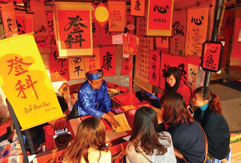 Hoạt động xin chữ đầu năm mới. (Ảnh: Sưu tầm Internet)