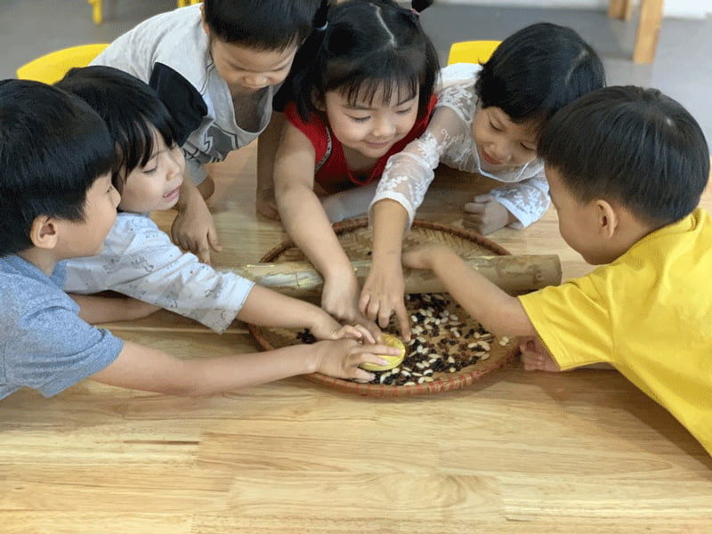 Phương pháp Reggio Emilia chú trọng đến phát triển kỹ năng làm việc nhóm và tinh thần ham học hỏi ở trẻ. (Ảnh: Sưu tầm Internet)