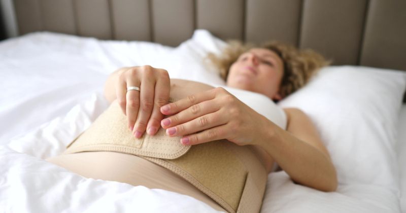 Mẹ không nên đeo nịt bụng khi đủ ngủ và ăn uống (Ảnh: Sưu tầm Internet)