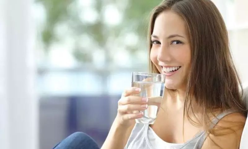 Bổ sung nước lọc giúp mẹ giảm cân. (Ảnh: Nguồn Internet)