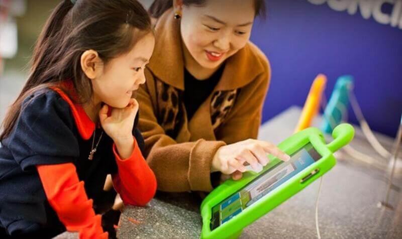 Bố mẹ hãy luôn đồng hành cùng con khi học toán trên phần mềm. (Ảnh: Sưu Tầm internet)