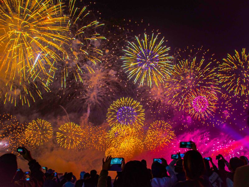 Làm thế nào để trẻ có thể vui chơi và ngắm pháo hoa một cách an toàn 