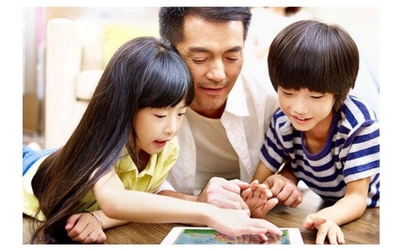 Học cùng bố mẹ sẽ giúp các con yêu thích ngoại ngữ hơn. (Ảnh: Sưu tầm Internet)