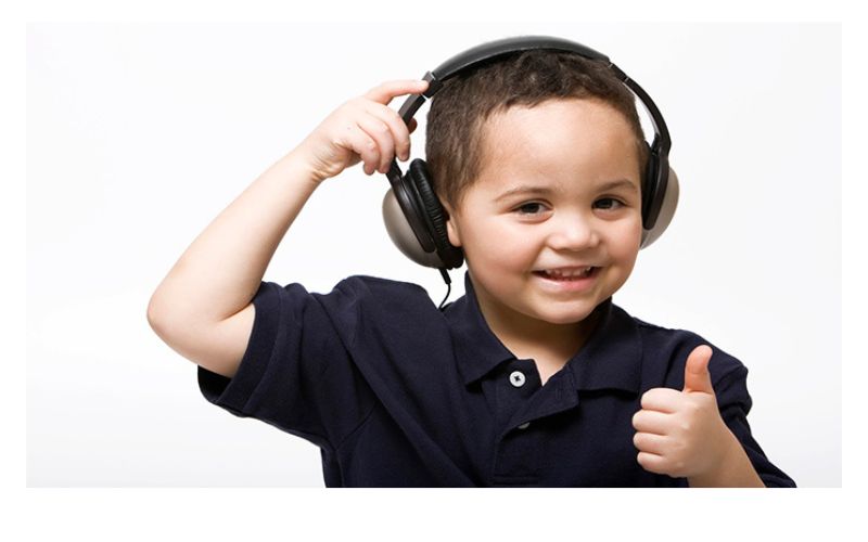 Nghe lại phát âm của mình sẽ giúp trẻ nhận ra lỗi sai và sửa chữa. (Ảnh: Sưu tầm Internet)