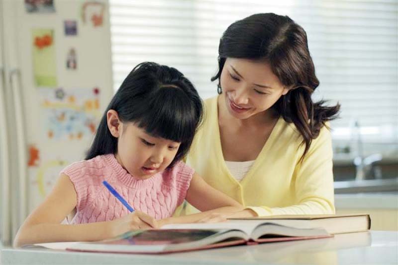 Ba mẹ nên dạy bé sử dụng những câu ngắn để diễn đạt. (Ảnh: Sưu tầm internet)
