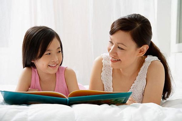Ba mẹ có thể dạy con kỹ năng bắt chước để phát triển nhận thức. (Ảnh: Sưu tầm internet)
