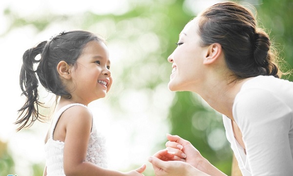 Sự đồng hành của ba mẹ là nền tảng để con phát triển tư duy. (Ảnh: Sưu tầm internet)