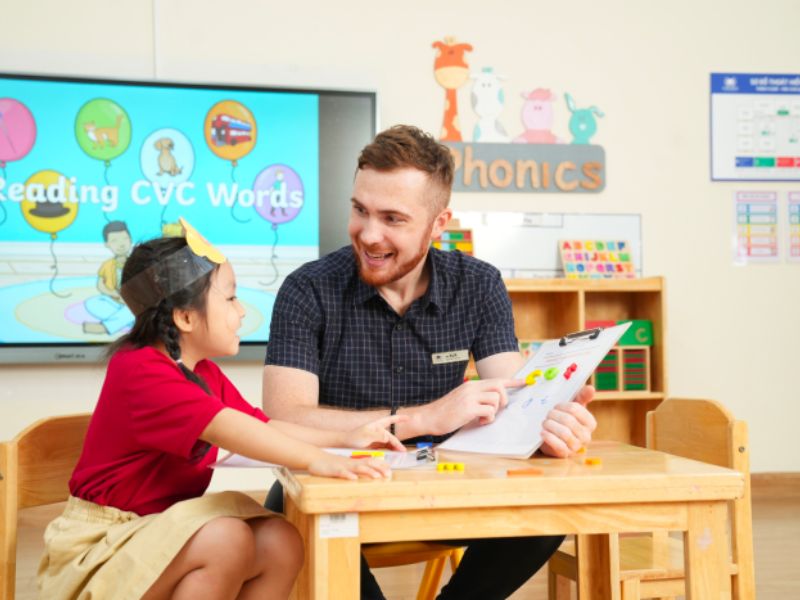 Khả năng trẻ học ngôn ngữ tốt nhất thường xuất hiện ở độ tuổi mầm non (Ảnh: Sưu tầm internet)