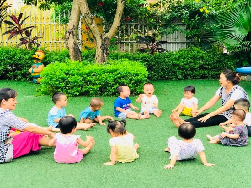 Thực hiện các hoạt động trải nghiệm và khám phá cùng con (Ảnh: Sưu tầm internet)