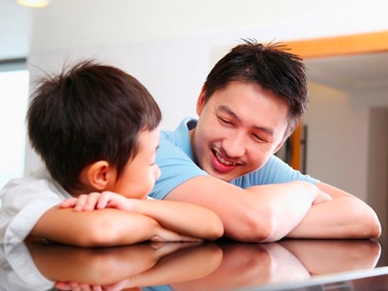 Luôn trao đổi và tương tác nhiều với trẻ bố mẹ nhé (Ảnh: Sưu tầm internet)