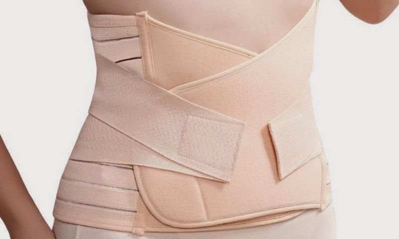Đeo đai nịt bụng giúp cố định lại vùng bụng, tạo form. (Ảnh: Sưu tầm Internet)