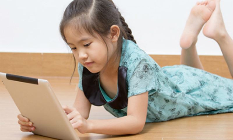 Vì sao nên cho bé 8 tuổi xem phim? (Ảnh: Internet)