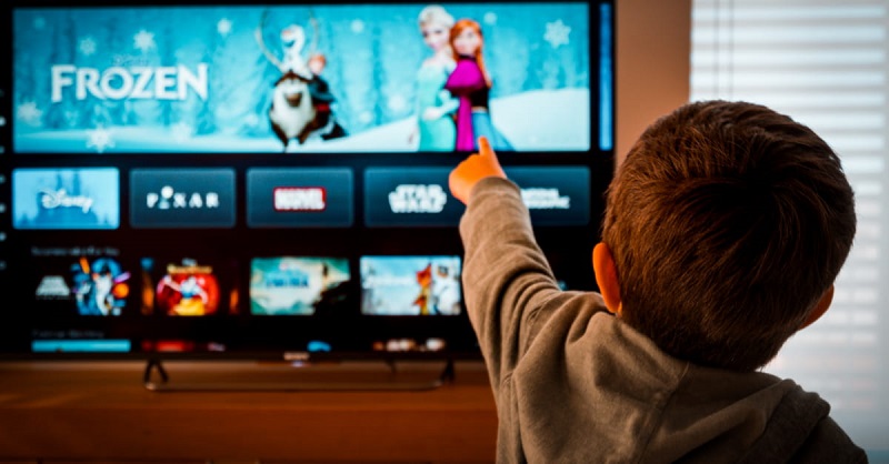 Ba mẹ nên cho trẻ xem trên thiết bị có màn hình lớn. (Ảnh: Shutterstock.com)