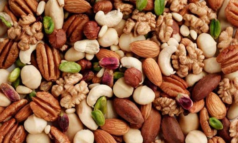 Bổ sung thêm các loại hạt sấy khô, hoa quả sấy vào bữa ăn phụ rất tốt cho mẹ. (Nguồn: Internet)