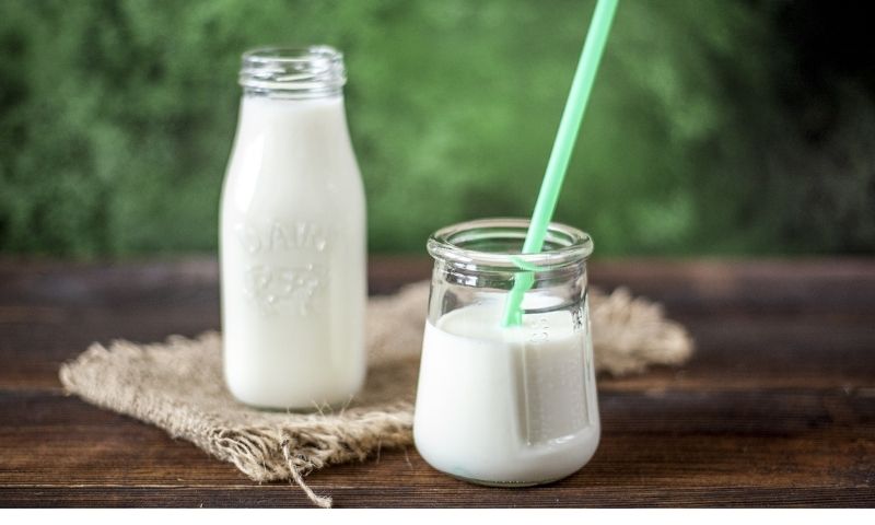 Mẹ nên bổ sung 2 ly sữa mỗi ngày để bổ sung thêm canxi. (Nguồn: Internet)