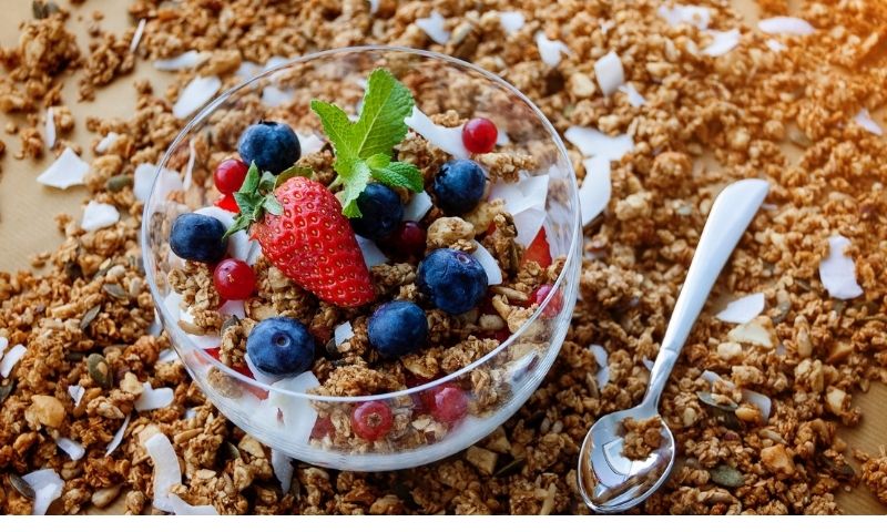 Sử dụng các loại hạt khô và ngũ cốc như một món ăn nhẹ để hỗ trợ cho mẹ. (Nguồn: Internet)