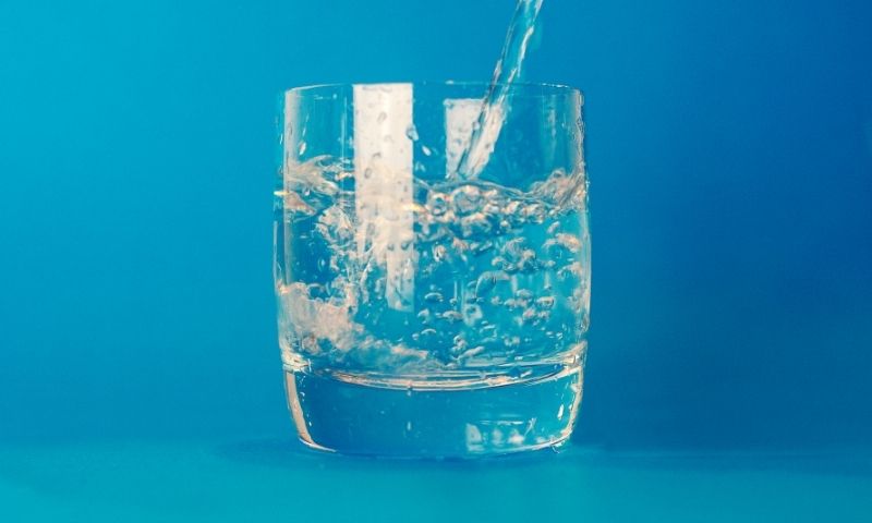 Mẹ nên bổ sung thêm 2-2.5 lít nước mỗi ngày. (Nguồn: Internet)