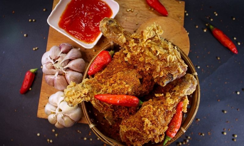 Ăn nhiều đồ chứa nhiều dầu mỡ khiến mẹ bị tăng cân mất kiểm soát. (Nguồn: Internet)