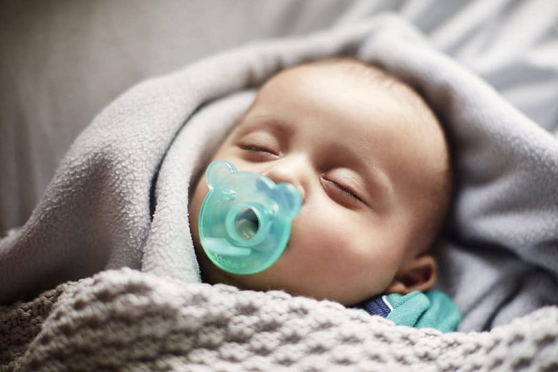 Cho trẻ ngậm ti giả. (Ảnh: Sưu tầm Internet)