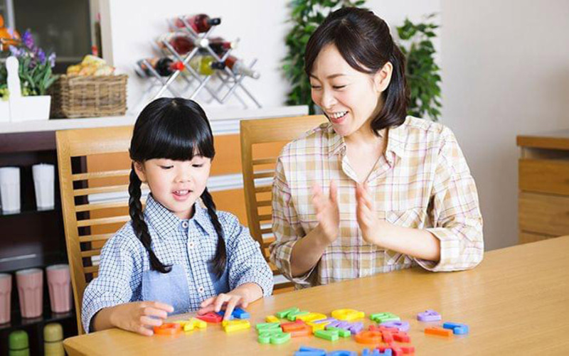 Dạy bé học toán với sự giảng giải và dụng cụ trực quan. (Ảnh: Sưu tầm internet)