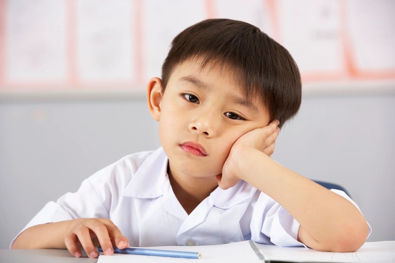 Nhiều bố mẹ không quan tâm đến việc học của con. (Ảnh: Tinmoi.vn)