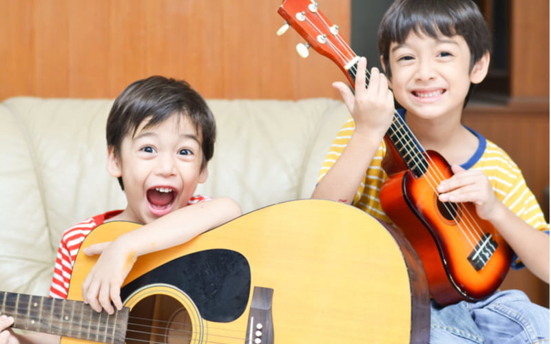 Bé có những động tác theo nhịp điệu bài hát. (Ảnh: Shutterstock.com)