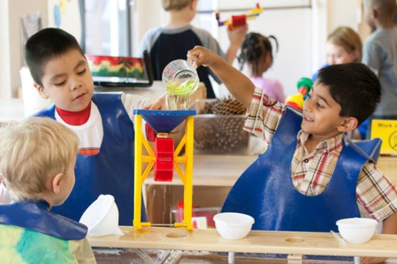 Có không ít phụ huynh có suy nghĩ sai lệch rằng giáo dục sớm chỉ dùng cho những người có tiền. (Ảnh: Sưu tầm Internet)