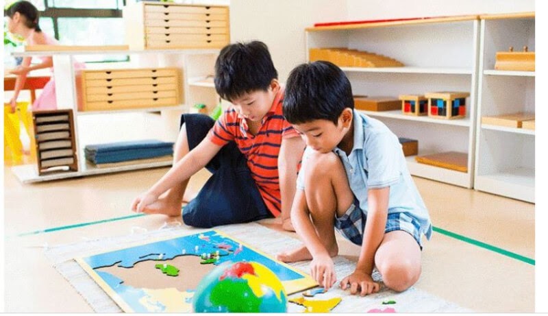 Trước hết, ba mẹ cần nghiên cứu về độ tuổi phù hợp để áp dụng. (Ảnh: Sưu tầm Internet)