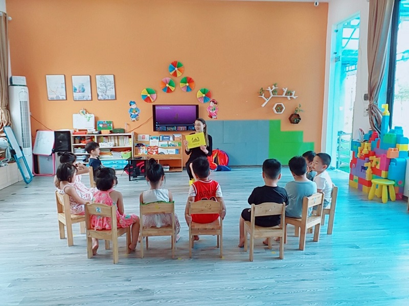  Các bé được làm quen trong môi trường tự lập và tách biệt khỏi bố mẹ. Ảnh: Sưu tầm Internet