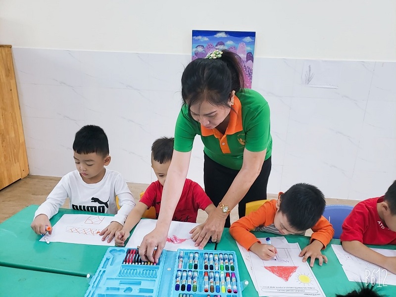 Bé có thể tô màu, vẽ tranh và tham gia nhiều hoạt động thú vị qua phương pháp này. (Ảnh: Sưu tầm Internet)