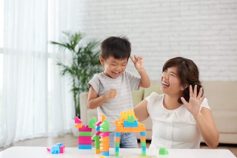 Gia đình và thầy cô đóng vai trò trở thành người hướng dẫn, đồng hành. (Ảnh: Sưu tầm Internet)