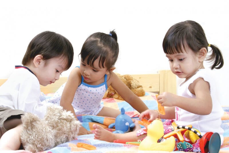 Montessori hướng đến hỗ trợ phát triển cảm xúc và quan tâm trẻ qua những hành động tích cực. (Ảnh: Sưu tầm Internet)