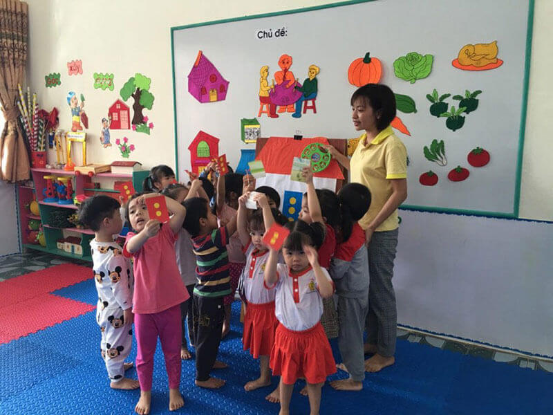 Tìm số phù hợp bằng giấy ghi chú là hoạt động STEM đơn giản. (Ảnh: Sưu tầm Internet)