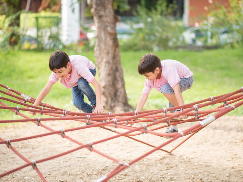Cha mẹ nên chọn lựa linh hoạt các hoạt động thể chất để giúp trẻ hào hứng hơn. (Ảnh: Shutterstock.com)