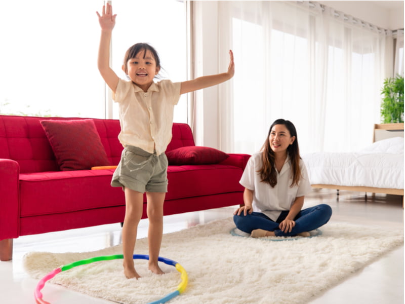 Trẻ vận động thể chất sẽ giúp rèn luyện nhiều kỹ năng quan trọng. (Ảnh: shutterstock.com)