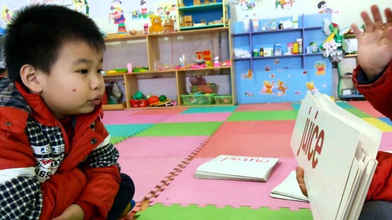 Bạn nên dạy con những trò chơi đơn giản, lồng ghép thêm vào nội dung giáo dục. (Ảnh: Sưu tầm Internet)