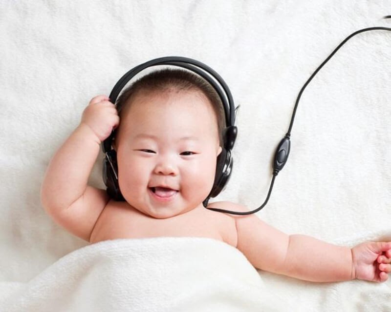 Cha mẹ có thể cho bé nghe nhạc có chọn lọc để kích thích thính giác của con. (Ảnh: Sưu tầm Internet)
