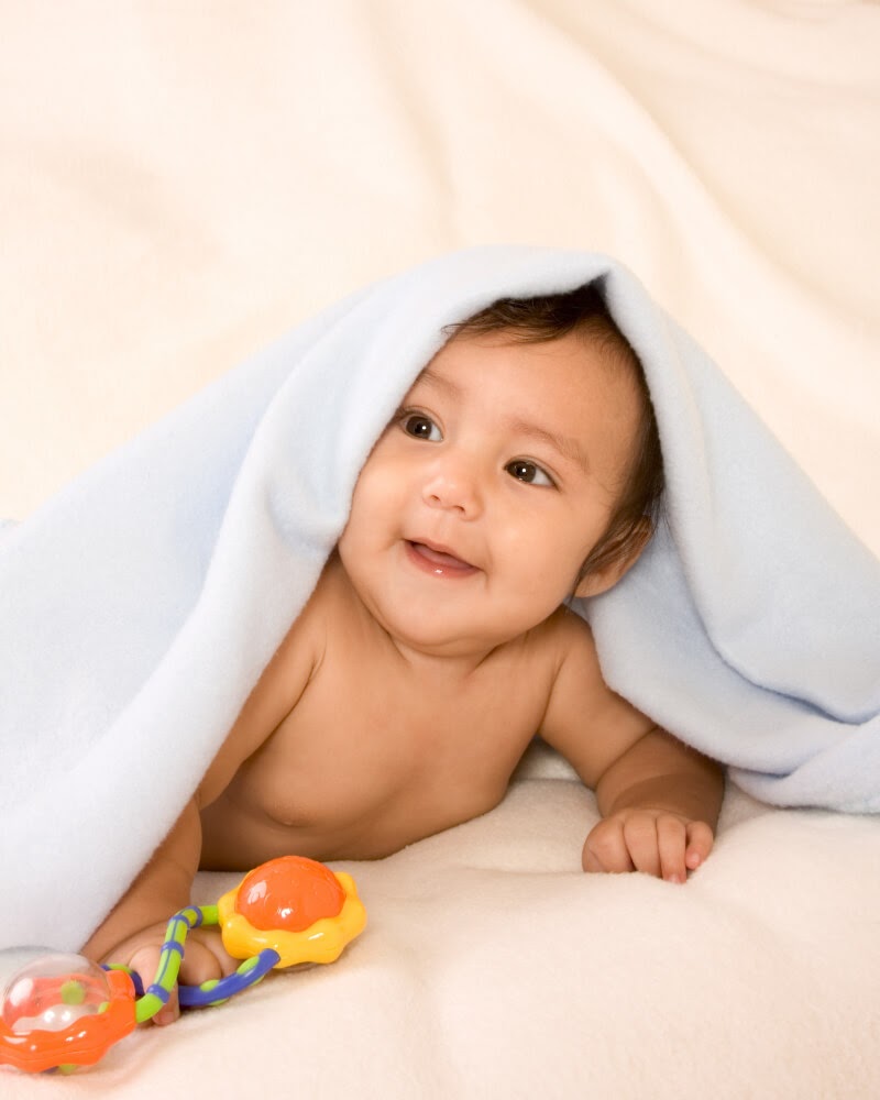 Ngay từ khi mới ra đời được dạy cách cầm nắm sẽ giúp bé thông minh và lanh lợi. (Ảnh: Sưu tầm Internet)