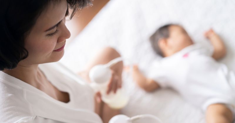 Cho bé ti sữa kết hợp với hút sữa. (Ảnh: Sưu tầm Internet)