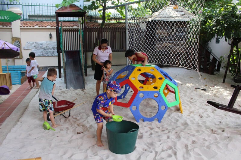 Để trẻ cảm nhận tính chất của đồ vật xác nhận độ ráp, nhẵn, độ nóng-lạnh, nặng-nhẹ. (Ảnh: Sưu tầm Internet)