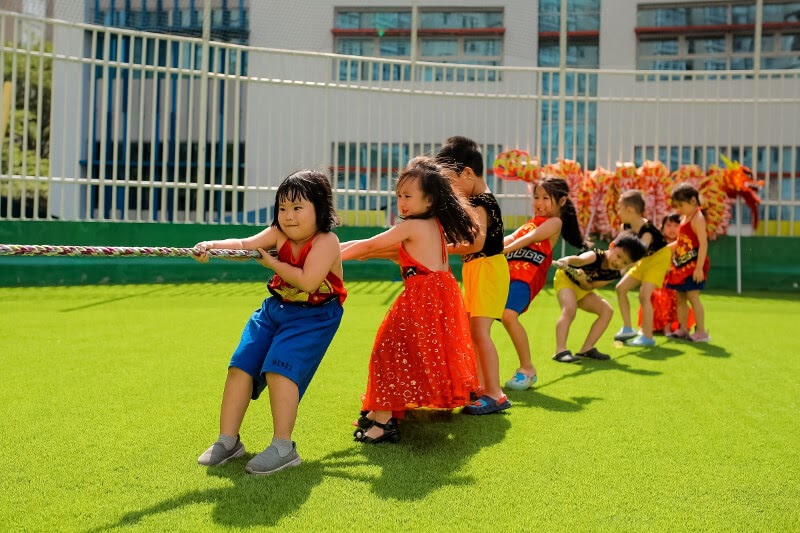 Các bé sẽ được khuyến khích tham gia khám phá những điều mới mẻ của thế giới quanh mình. (Ảnh: Sưu tầm Internet)