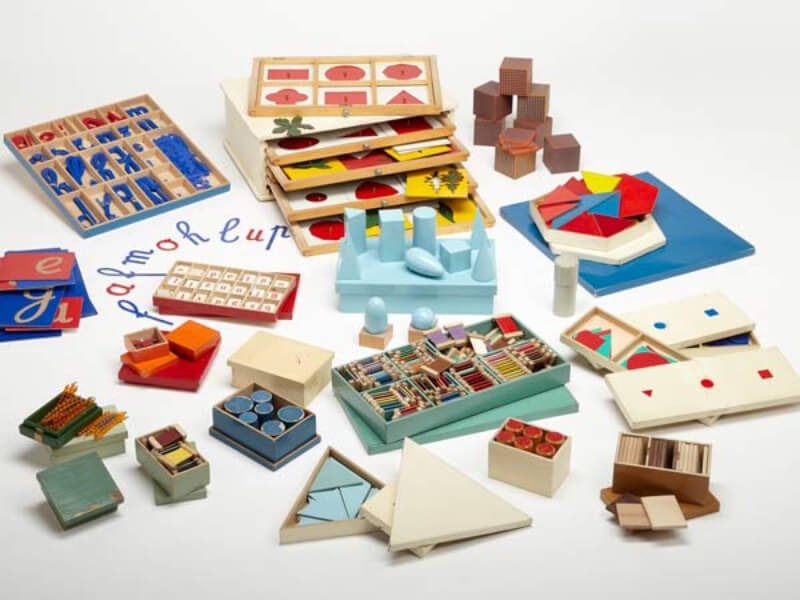 Trẻ được phát triển toàn diện về 4 lĩnh vực nghe, nói, đọc, viết với những giáo cụ đa dạng. (Ảnh: Sưu tầm Internet)