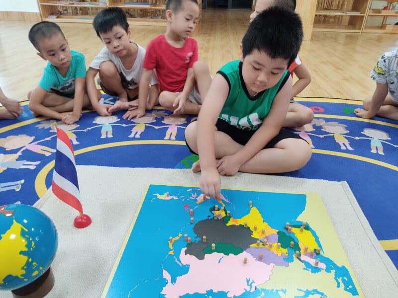 Trẻ học tên các lục địa và bắt đầu chú tâm vào những điểm khác biệt về kích cỡ, hình dáng. (Ảnh: Sưu tầm Internet)