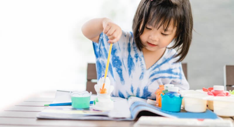 Trẻ được chơi theo những giáo cụ có sẵn nên chưa thể phát huy được trí tưởng tượng. (Ảnh: Sưu tầm Internet)