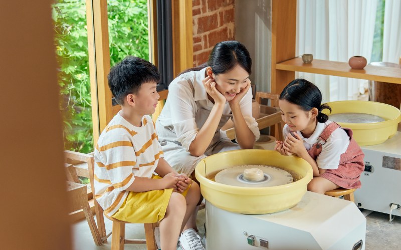 Cách tốt nhất để trẻ vận dụng những điều đã học chính là tham gia vào các hoạt động thực tiễn