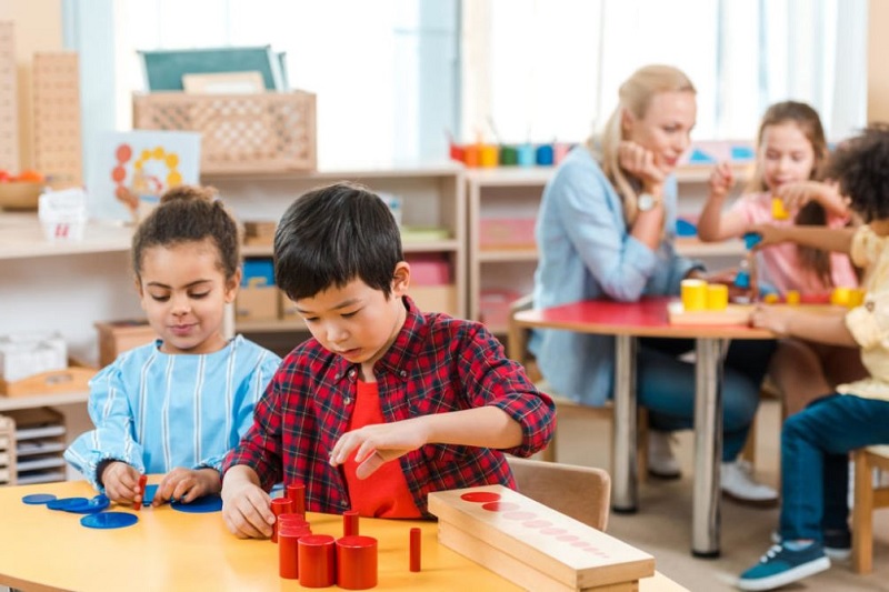 Từ 3 tuổi trở lên đã có thể áp dụng việc dạy tiếng Anh cho trẻ theo Montessori. (Ảnh: Sưu tầm internet)