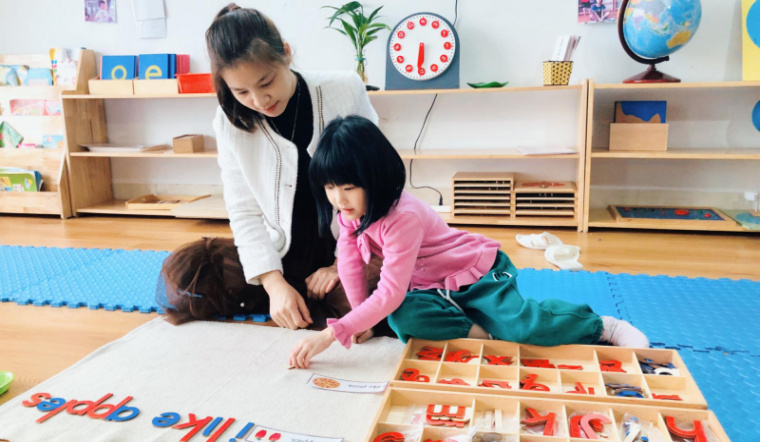 Giúp trẻ phát triển ngôn ngữ tự nhiên khi áp dụng phương pháp giáo dục Montessori. (Ảnh: Sưu tầm internet)