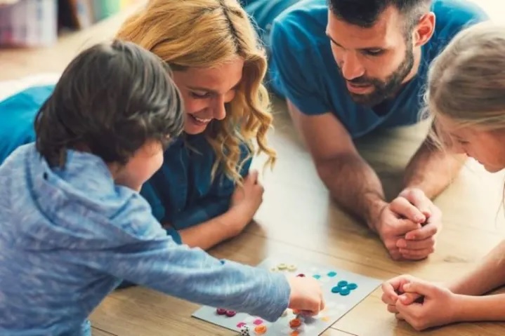 Áp dụng nguyên tắc ba bước khi dạy trẻ tiếng Anh theo phương pháp Montessori. (Ảnh: Sưu tầm internet)