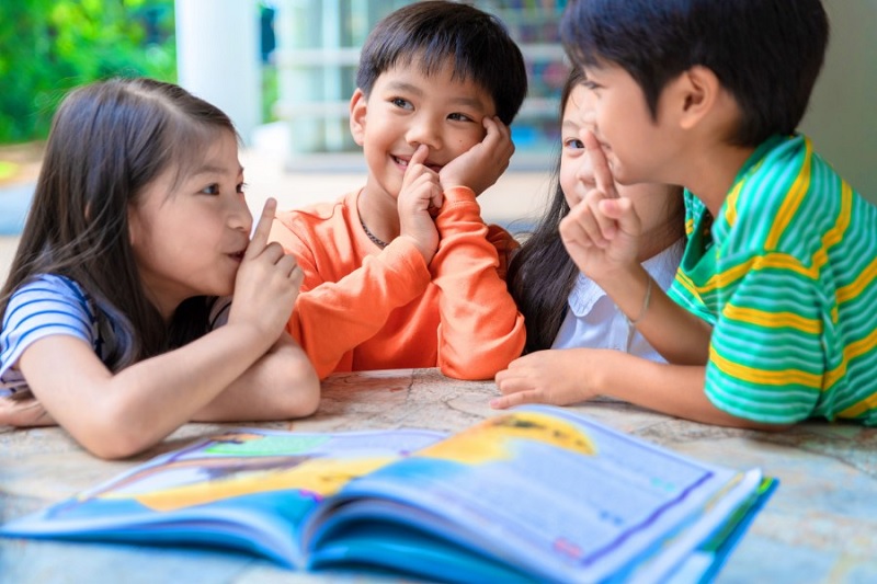 Cùng bé giao tiếp tiếng Anh hàng ngày. (Ảnh: Sưu tầm internet)