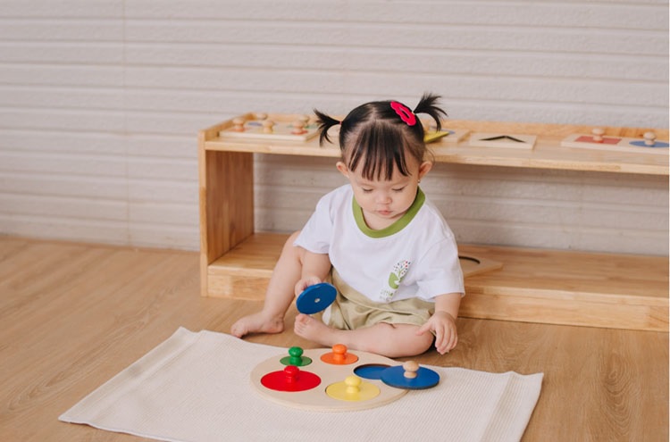 Hãy kiên nhẫn học cùng trẻ. (Ảnh: Sưu tầm internet)